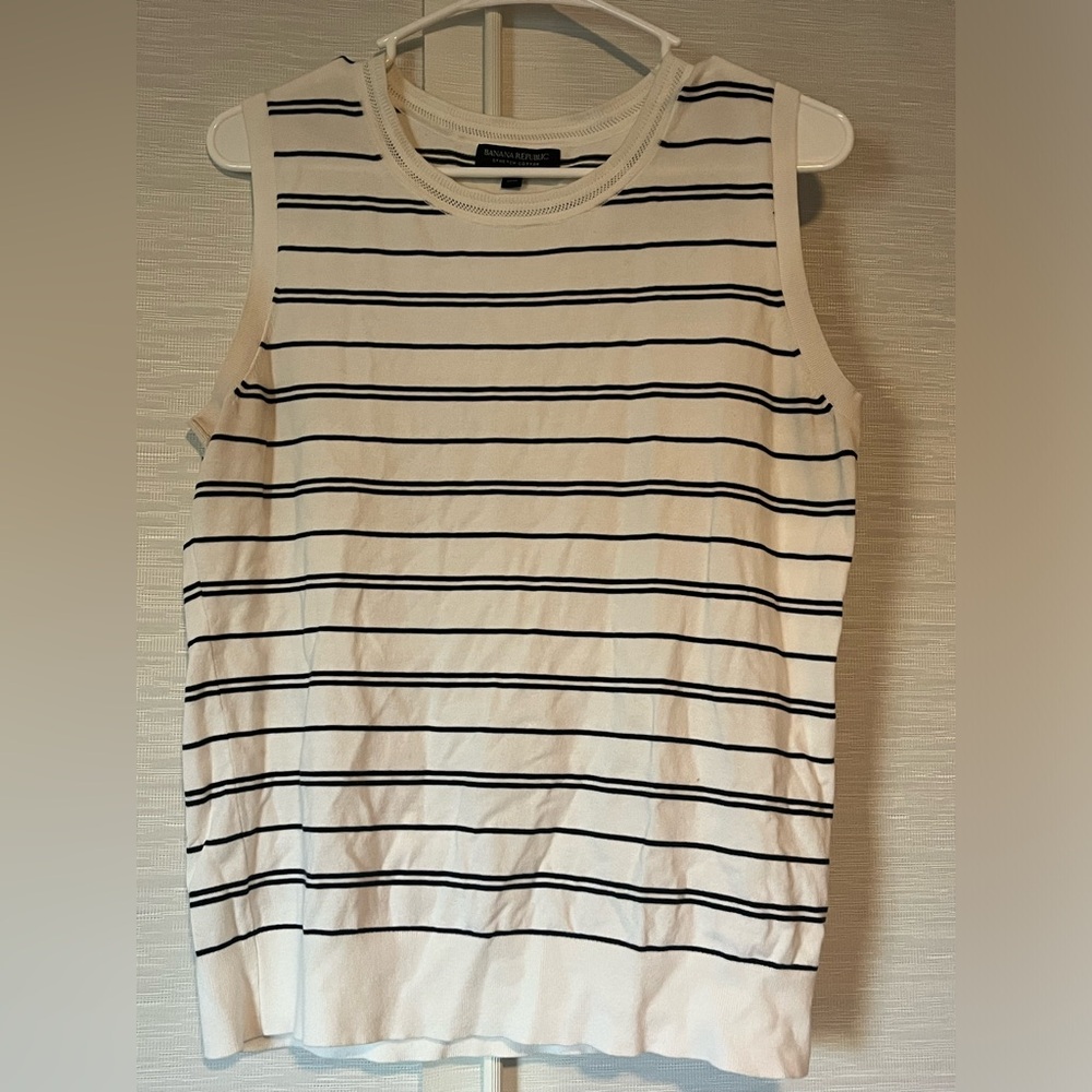 Banana Republic stripped pull over crew neck. Size M.